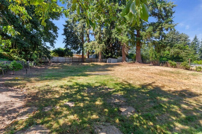Building Photo - Huge fully fenced dog yard! RV/Boat extra parking! 4 bdrm 2.25 bath. Minutes to I-5, Everett Mall...