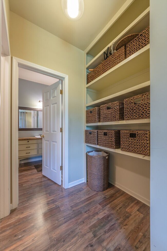 Building Photo - Fully Furnished Executive Condo