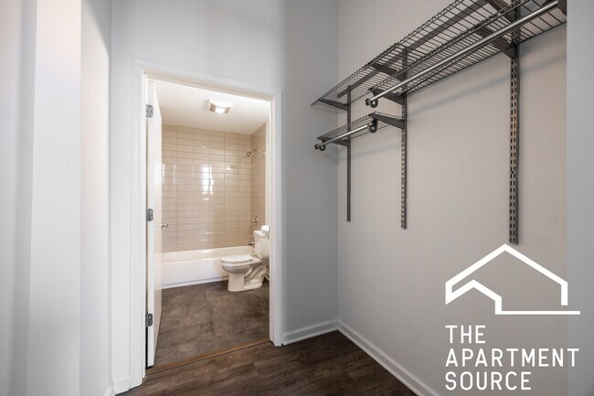 Building Photo - 932 W Dakin St