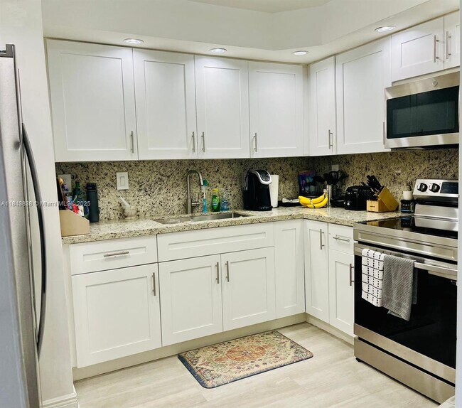 Building Photo - 1450 Brickell Bay Dr