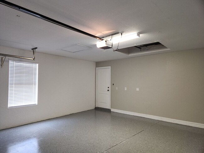 Building Photo - 827 NE 23rd Terrace