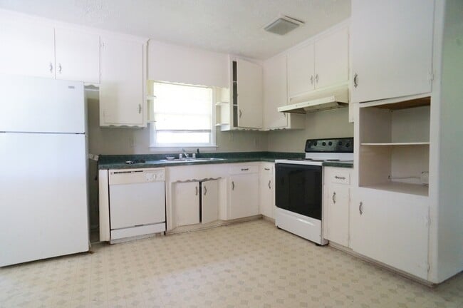 Building Photo - 435 S Barnett Shoals Rd