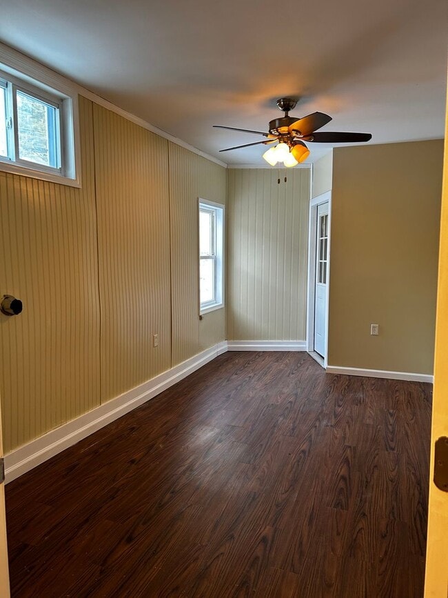 Building Photo - 552 Main St