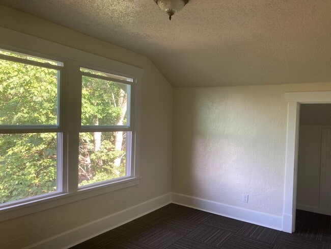 Building Photo - 717 N Forest St