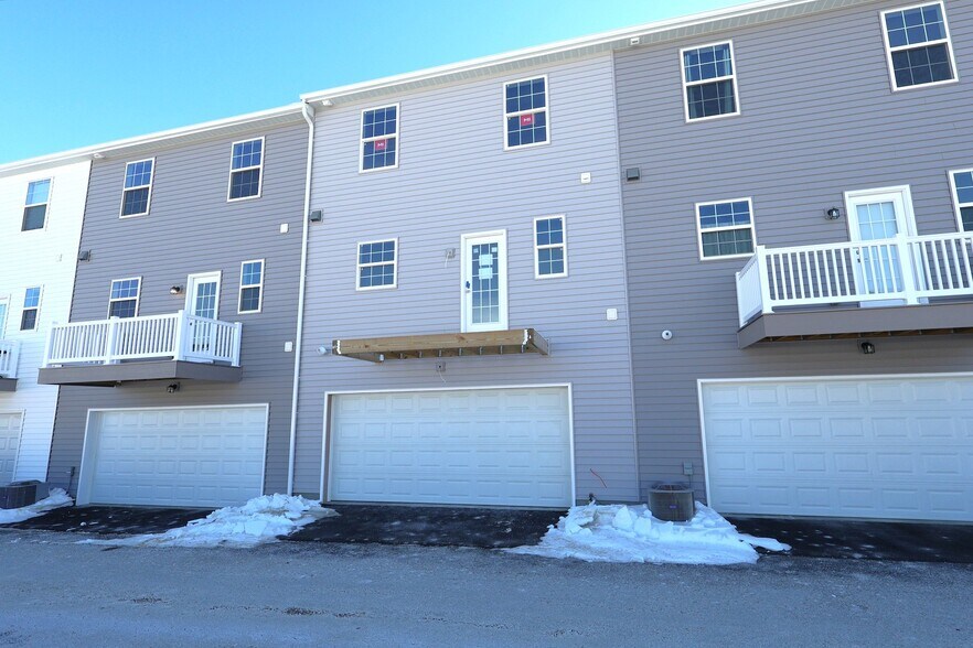 Building Photo - 2459 Spring Water Cir