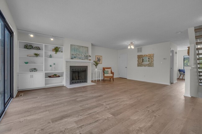 Building Photo - Ready NOW! 1 Block from the Bay! Pet Frien...
