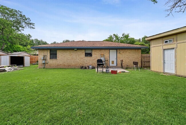 Building Photo - 135 Navajo Cir