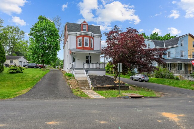 Building Photo - Fully renovated 5 Bed, 2 Bath home