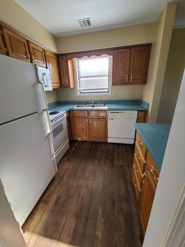 Building Photo - Large One Bedroom