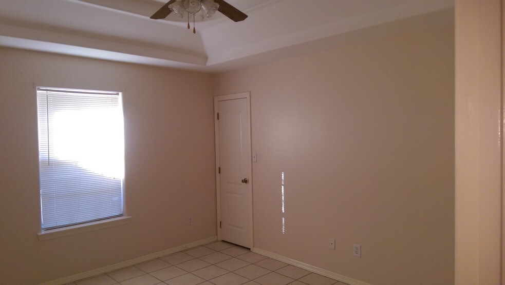 Building Photo - 825 W Bronze Dr