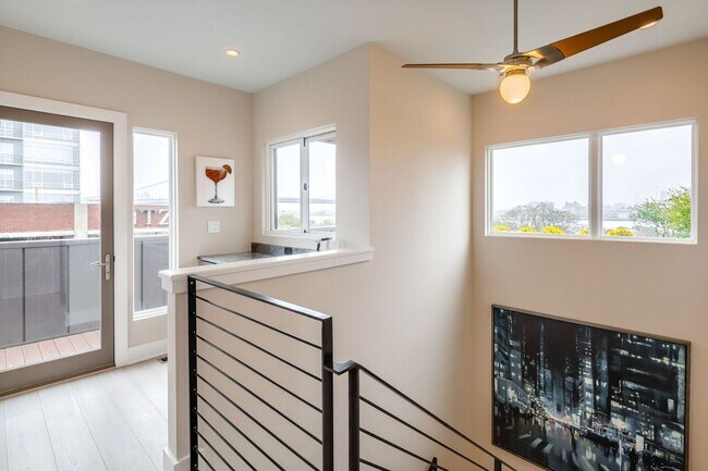 Building Photo - Old City Townhome with Parking
