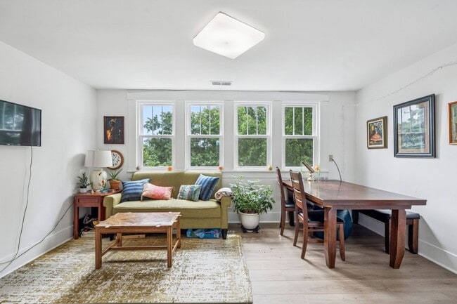 Building Photo - Charming Renovated 2BR/1BA Duplex in 1940s...