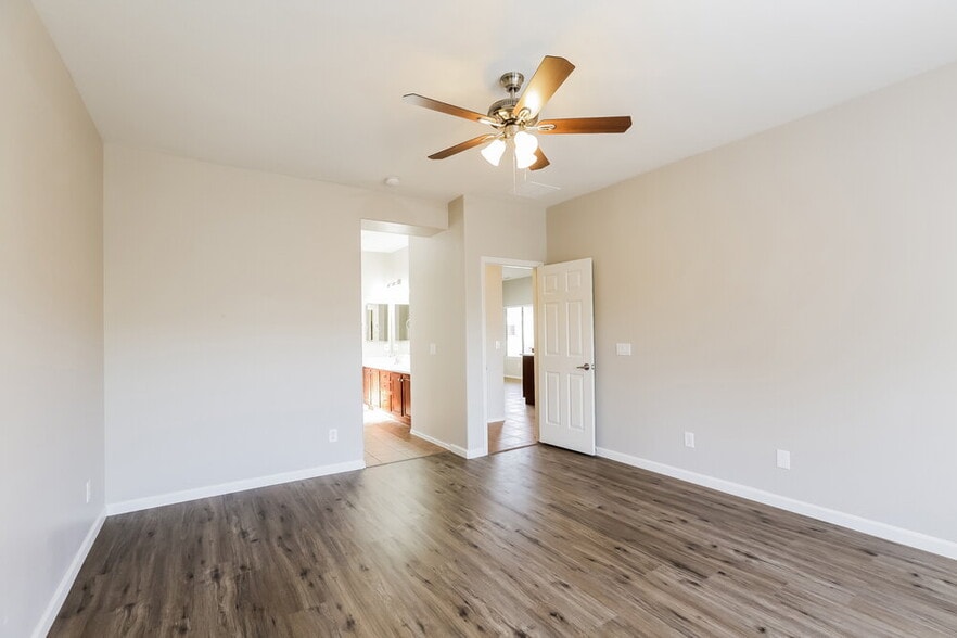 Building Photo - 5305 S 52nd Dr