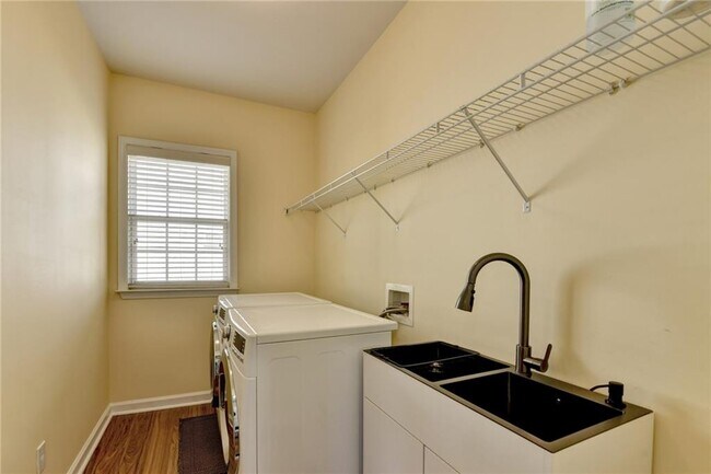 Building Photo - 770 Pimlicon Pl