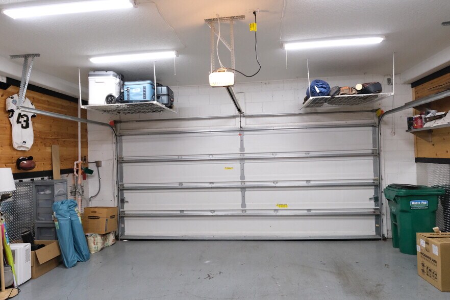 Building Photo - 689 Oak Lake Ln