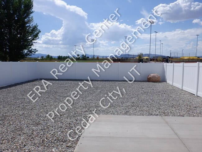 Building Photo - Move-in Bonus! - 3 bedroom - 2 Bath - Single Level Twin Home