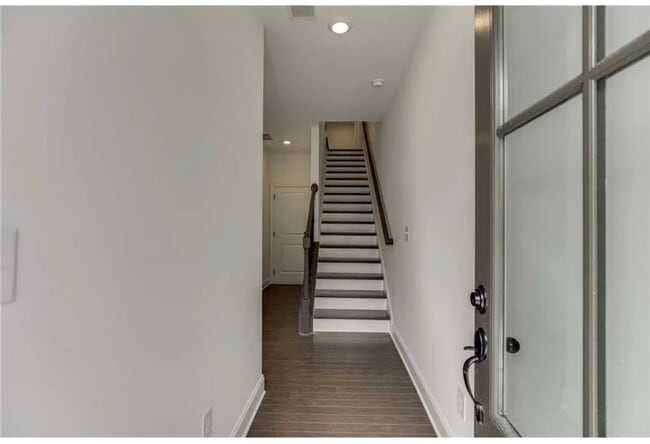 Building Photo - Beautiful 3bd/3.5ba Vinings Townhome with ...