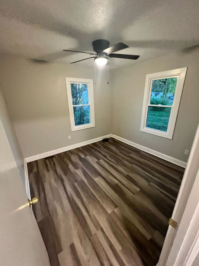 Building Photo - Newly Remodeled Cozy 2-Bedroom Home in Lou...