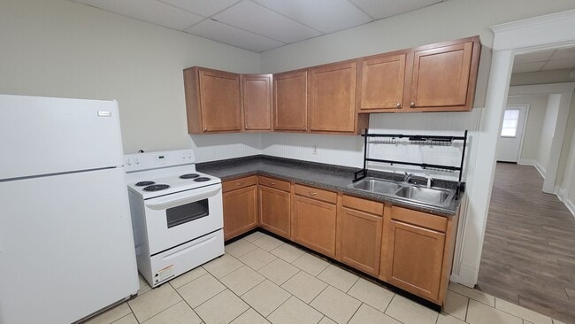 Building Photo - Shotgun Styled One Bedroom Close To UOfL