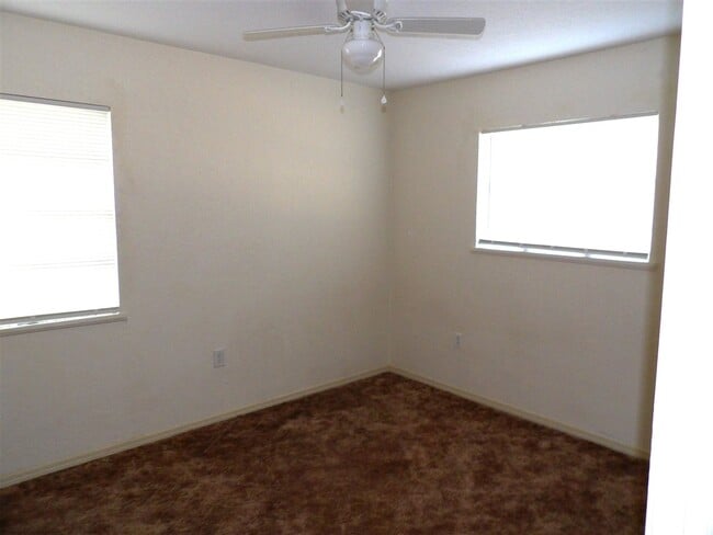 Building Photo - 403 NW Greenmeadow Dr