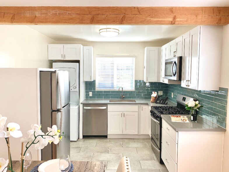 Building Photo - 819 S Grand View St