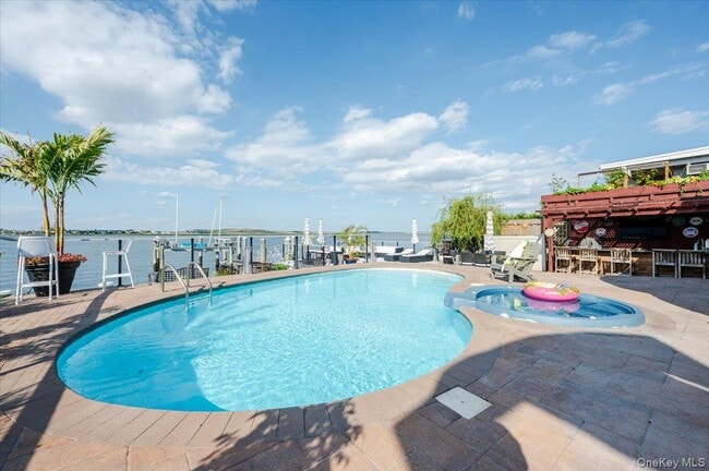 Building Photo - 94 Heron St