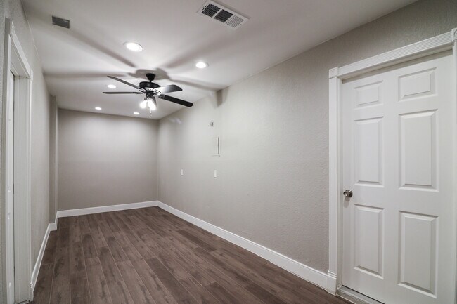 Building Photo - 9622 Bay Vw Dr