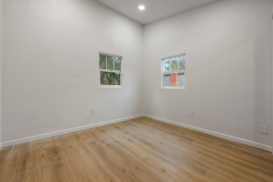 Building Photo - 214 Kimble St