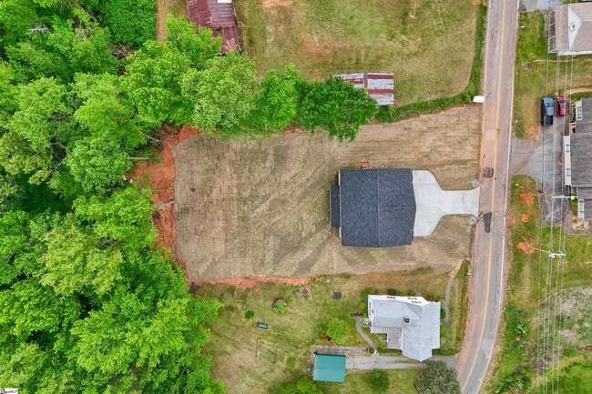 Building Photo - 610 N Shamrock Ave