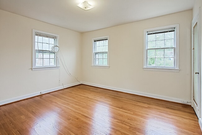 Building Photo - Blocks to Crystal City Metro and just minutes to Washington, D.C. via the 14th Street Bridge