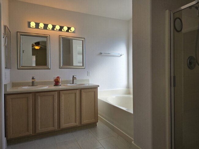 Building Photo - 7980 N Siskiyou Dr