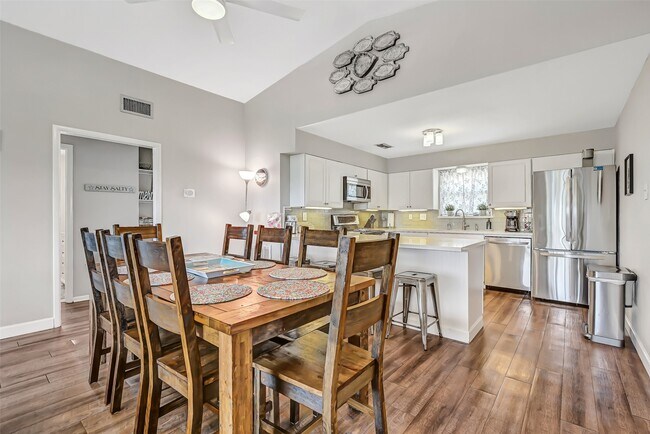 Building Photo - 21600 Zachary Dr