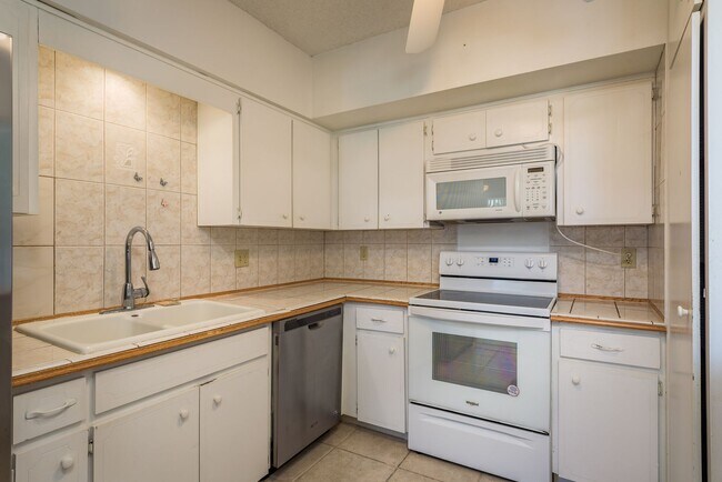 Building Photo - Harbor Oaks Place