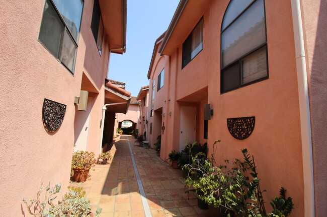 Building Photo - Quaint Gated Community near Pacific View Mall