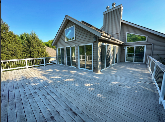 Building Photo - Elegant 4-Bedroom Home in Beautiful Lake S...