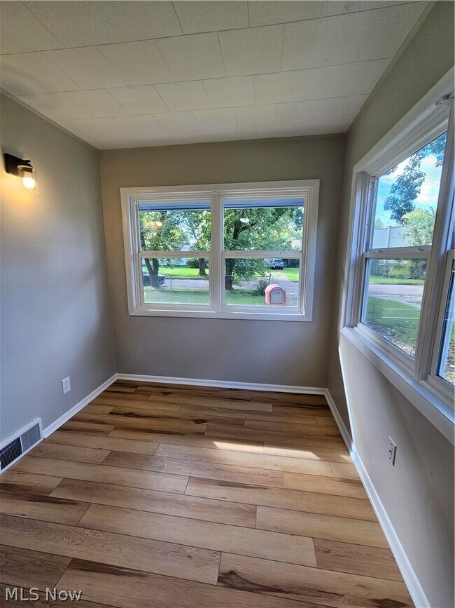 Building Photo - 1859 Sheffield Dr