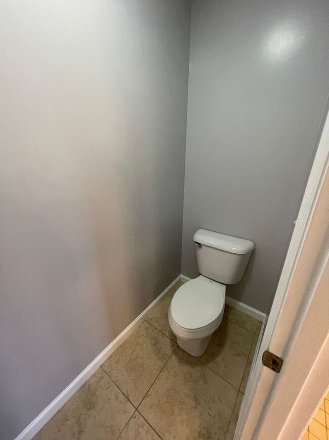 Building Photo - Beautiful custom built 5 bed 4 bath home with finished basement ready for you to move-in!