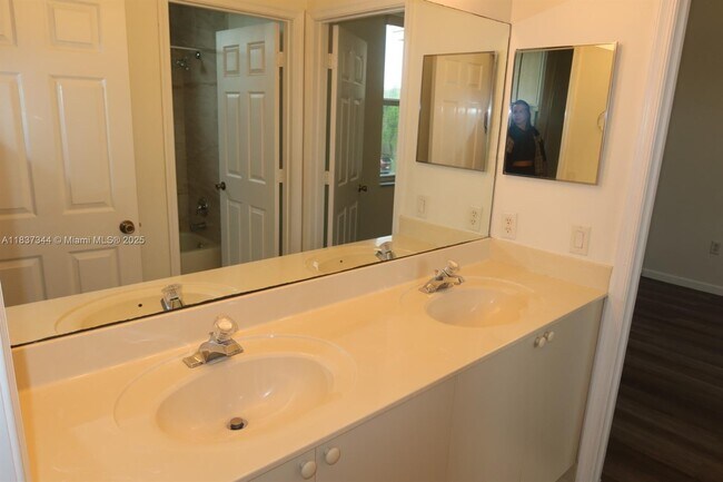 Building Photo - 185 Riverwalk Cir