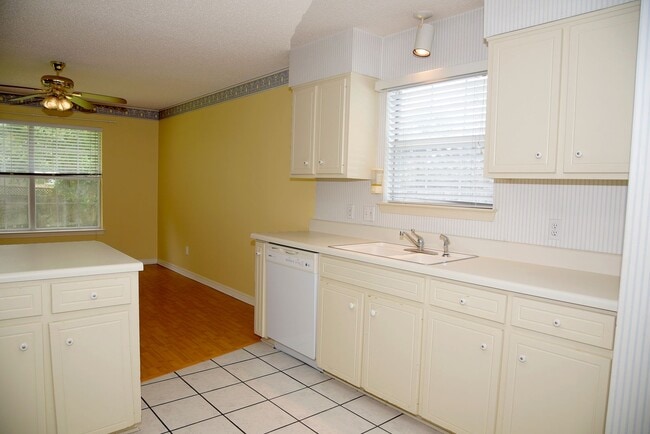 Building Photo - Central 3 Bedroom in Niceville!