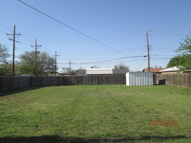 Building Photo - HOUSE -- 3 bedrooms, 2 bathrooms, Garage