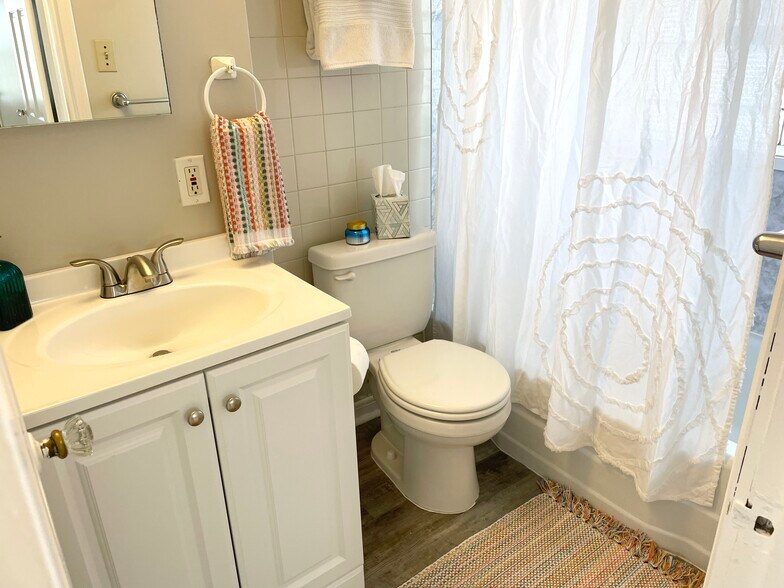 Building Photo - 5211 N Diversey Blvd