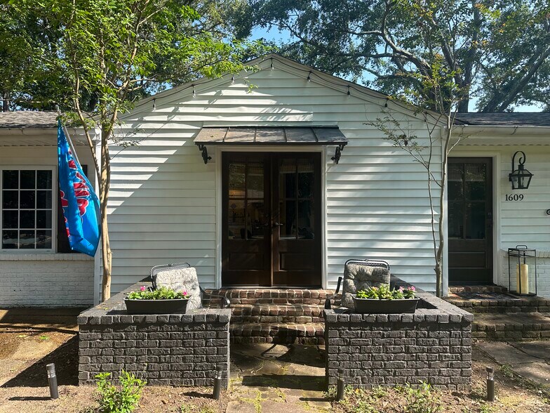 Building Photo - 1609 Pierce Avenue Ext