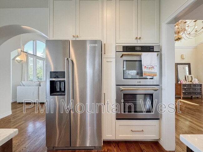 Building Photo - 49 E Fairway Dr
