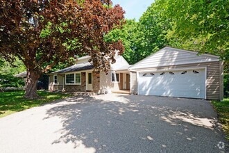 Building Photo - Beautiful 4 Bed 2.5 Bath Home in Minnetonka!