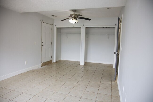 Building Photo - 5bd home!