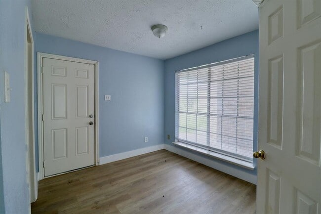 Building Photo - 6911 Pouter Dr