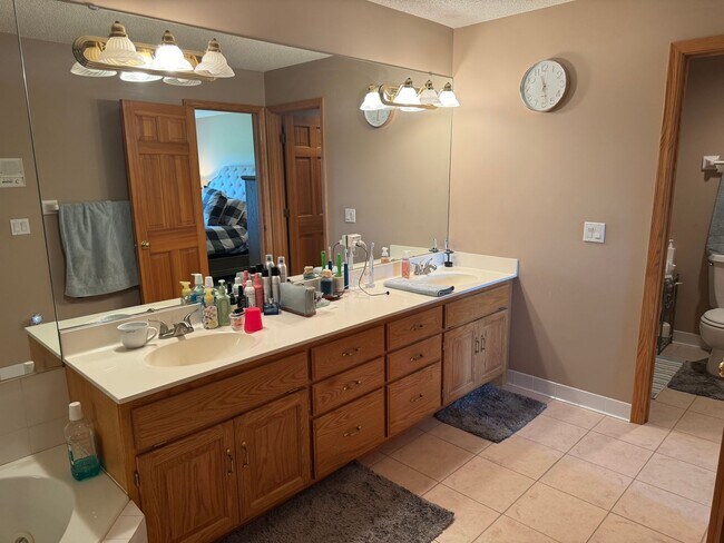 Building Photo - Gorgeous 3Br/3Ba Executive Home w/Over 3,0...