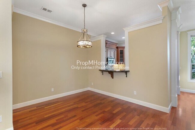 Building Photo - Luxury Two Bedroom Townhouse in NE!