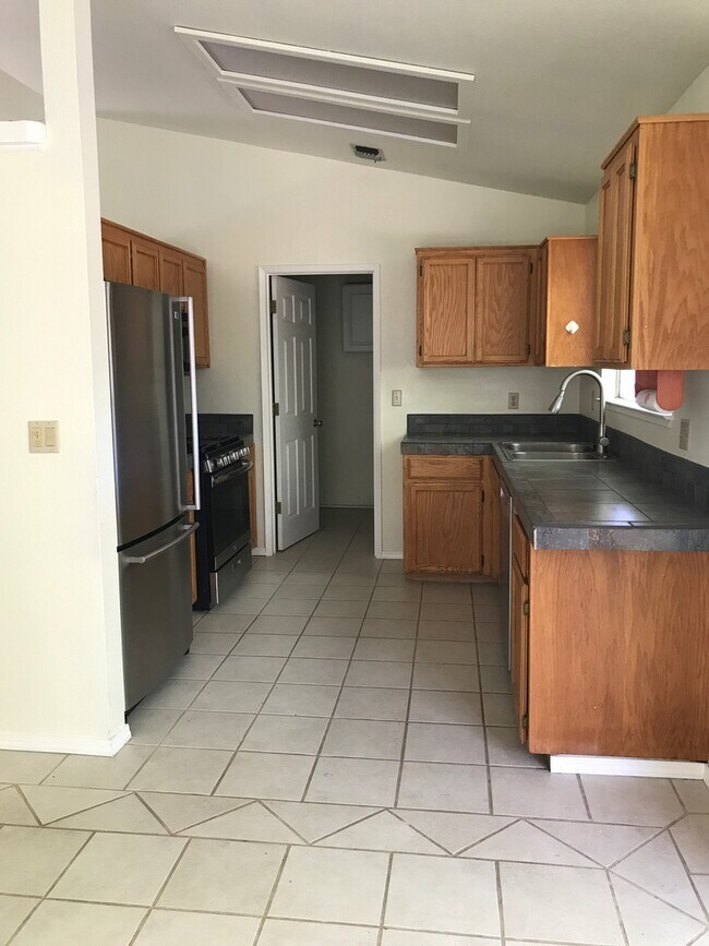 Building Photo - 3 Bedroom 2 Bath home w Garage