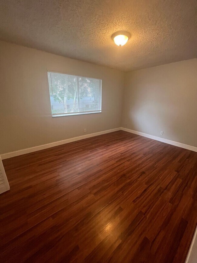 Building Photo - 2 br, 1 bath House - 800 W TIFFANY DRIVE #3